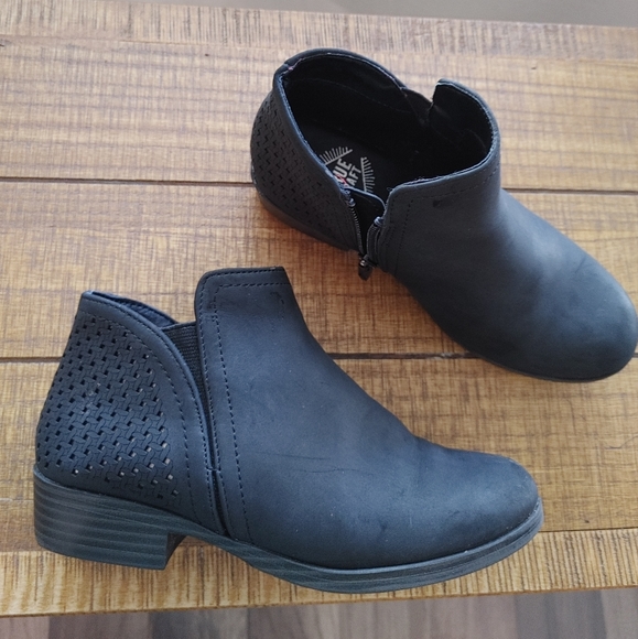 EUC Girls Black Ankle Boots - Picture 2 of 3